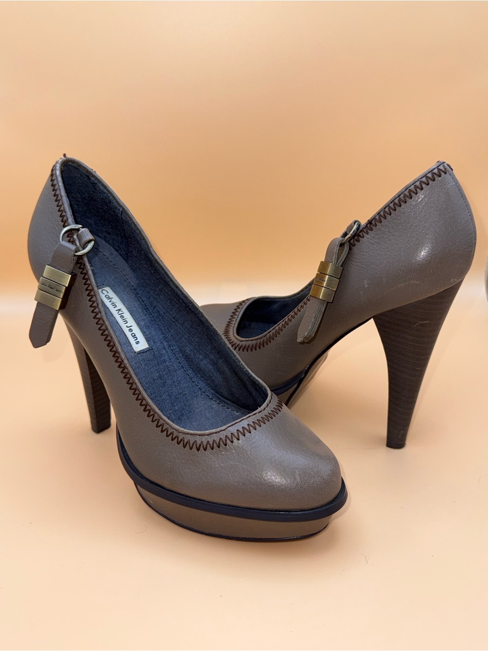 915-Calvin Klein Jeans Taupe Brown Platform Heel Pumps